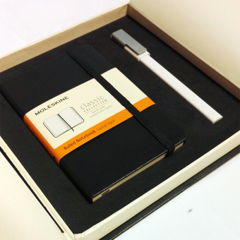 картинка Подарочный набор Moleskine Contrast Writing (черный блокнот в линейку + белая ручка) от магазина Молескинов