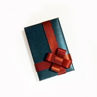 картинка Зеленый ежедневник Moleskine Classic (2017), pocket с тиснением на обложке и в подарочной упаковке от магазина Молескинов