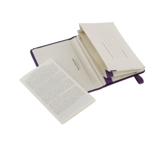 картинка Записная книжка Moleskine Portfolio (с кармашками), Xsmall (6,5х10,5см), фиолетовая от магазина Молескинов
