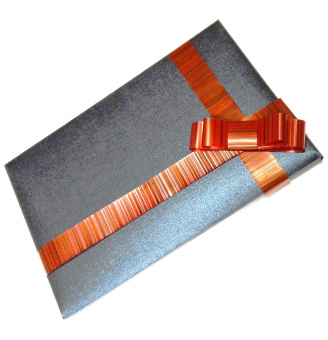 картинка Записная книжка Moleskine Classic (в клетку), Large с тиснением на обложке и в подарочной упаковке от магазина Молескинов